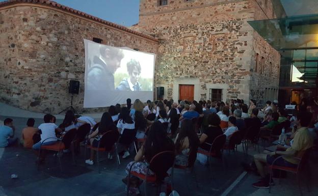 El patio del Museo del Turrón acoge las proyecciones del Festival de Cortometrajes 'CortoEspaña'