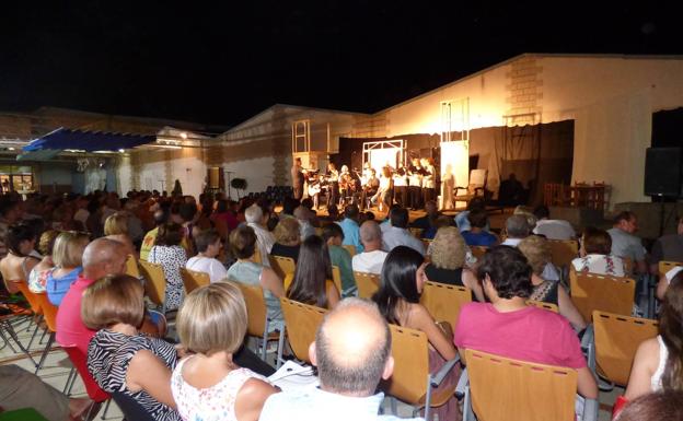 Pintura, escultura, grabados, teatro, fotografía, danza, canto coral, exposiciones, poesía, música y técnicas audiovisuales se darán cita la IIª Feria de la Cultura