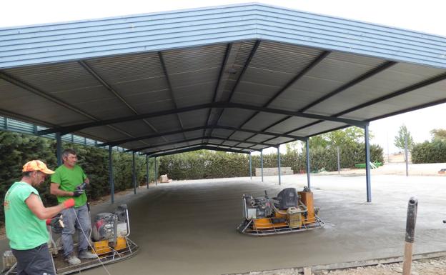 El ayuntamiento acomete obras de mejoras en la zona del concurso de calderetas del Salón Ovino