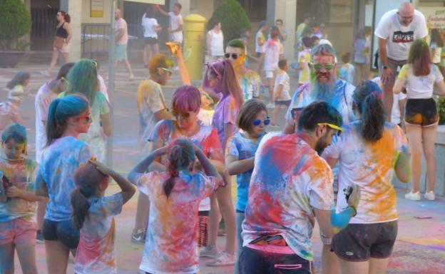 Castuera se tiñe de polvos de colores con la 'Serena Color Run'