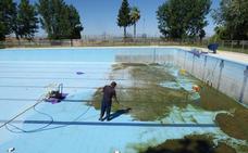 El Ayuntamiento prepara la apertura de la piscina municipal