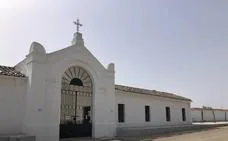 El cementerio municipal permanece cerrado durante el día de San Juan