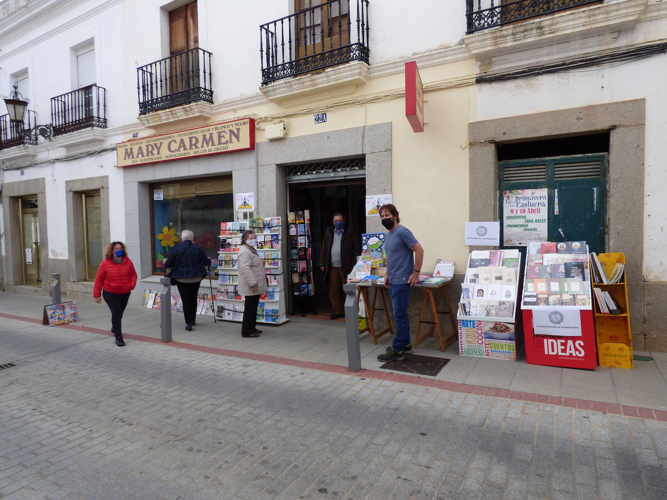 Las librerías celebran el Día de Libro sacando sus ejemplares a la calle