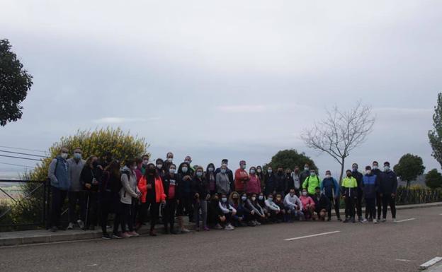 Alrededor de 60 personas participan en la ruta senderista 'Balcón de La Serena'