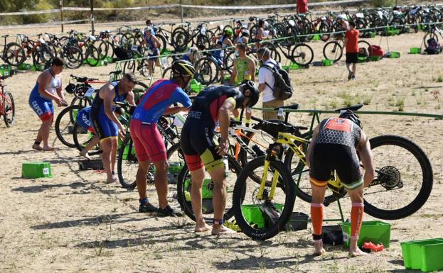 Éxito deportivo y de organización en el Campeonato de Extremadura de Triatlón Cros celebrado en la Isla del Zújar