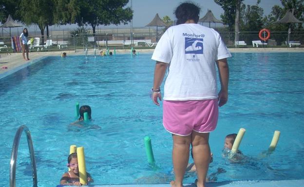 El Ayuntamiento oferta 3 plazas de Monitores Deportivos para la piscina municipal
