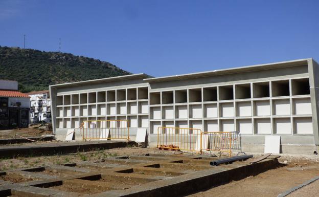 Las obras de construcción de nuevos nichos en el cementerio entran en su recta final