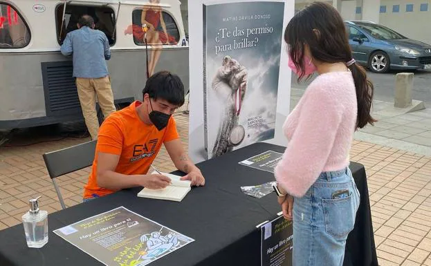 Firma de libros en Villanueva de la Serena./cEDIDA