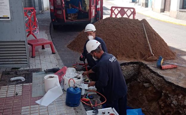 La avería en una línea de media tensión provoca el corte del suministro eléctrico en varias zonas del municipio