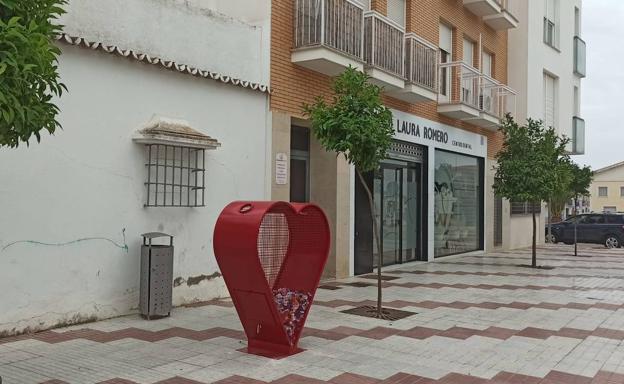 El Ayuntamiento instala un 'Corazón Solidario' para recoger tapones de plástico