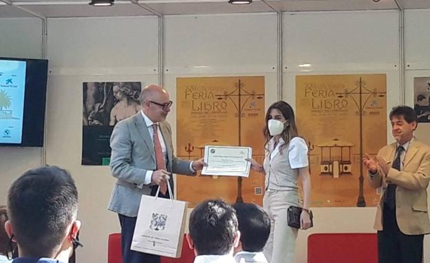 Lucía Tena Morillo galardonada con el Premio Ópera Prima de la Universidad de Extremadura