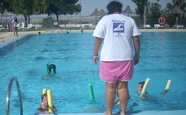 El Ayuntamiento oferta 2 plazas de Monitores Deportivos para la piscina municipal