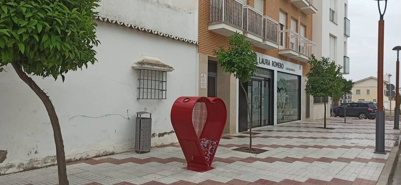 El Ayuntamiento instala un 'Corazón Solidario' para recoger tapones de plástico