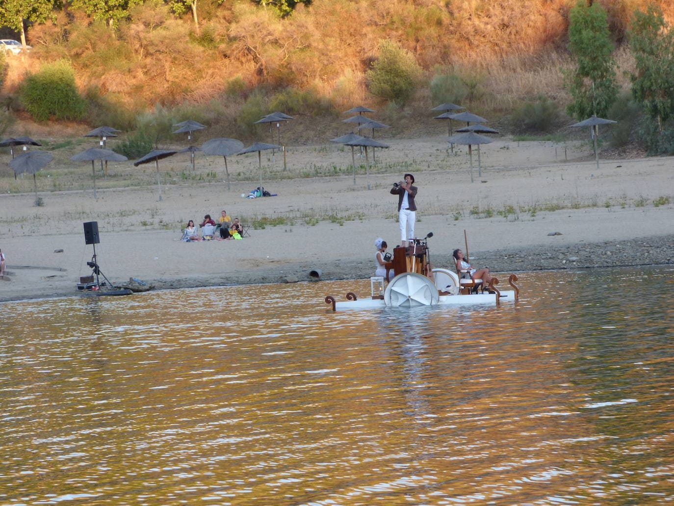 El concierto flotante 'El pedalOpiano' hizo parada en la Isla del Zújar