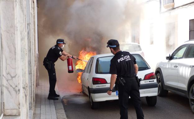 Arde un vehículo cuando circulaba por la calle Huertos