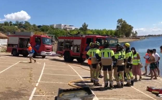 Dos dotaciones de bomberos del parque de Castuera participan en un simulacro de emergencia en la playa de Orellana