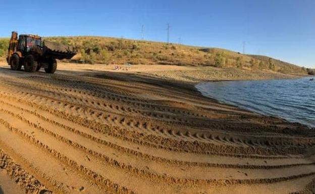 La Mancomunidad de La Serena amplia el solárium de arena de la playa de la Isla del Zújar