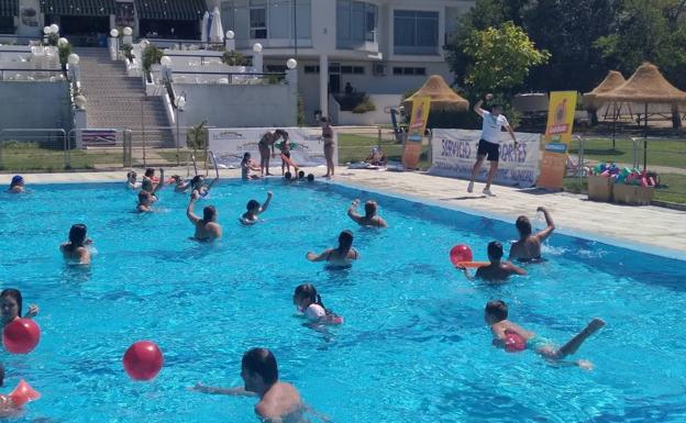El programa 'Quédate con la Música' llenó de deporte y música la piscina municipal