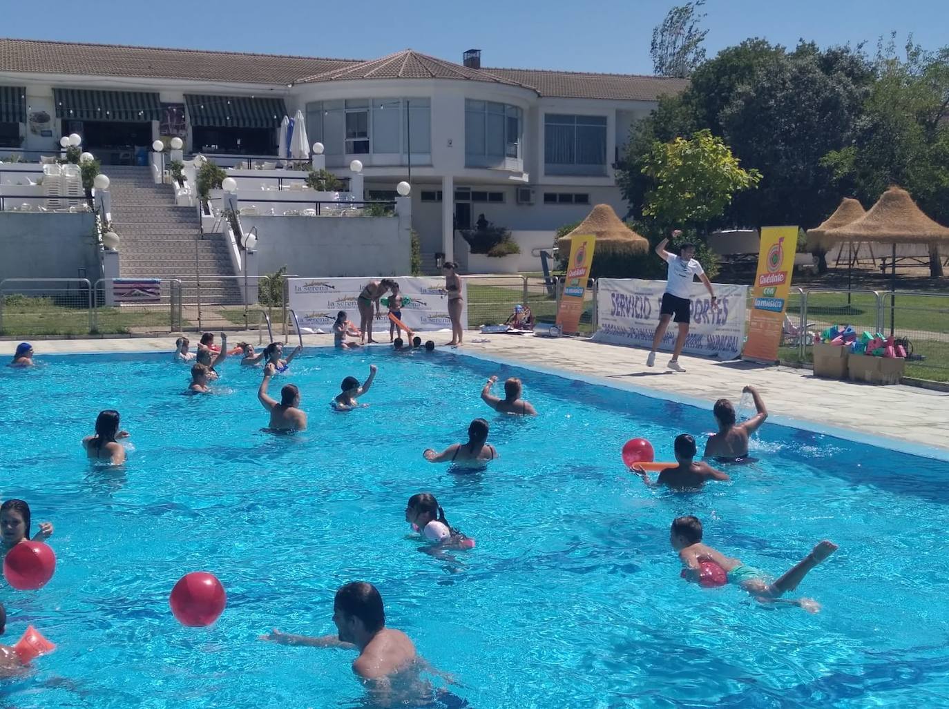 El programa 'Quédate con la Música' llenó de deporte y música la piscina municipal