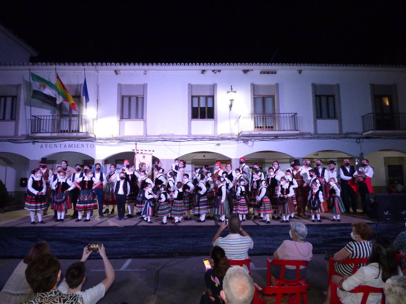 La actuación del grupo de jotas 'Los Arrieros' puso el colofón al Día de la Patrona