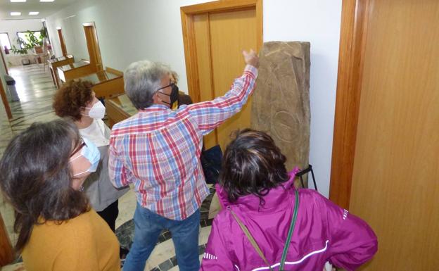 La Universidad Popular acoge la exposición 'Supervivencia en la prehistoria. ¿Cómo lo hacían?'