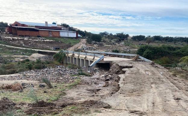 Las lluvias causan daños en caminos y cultivos