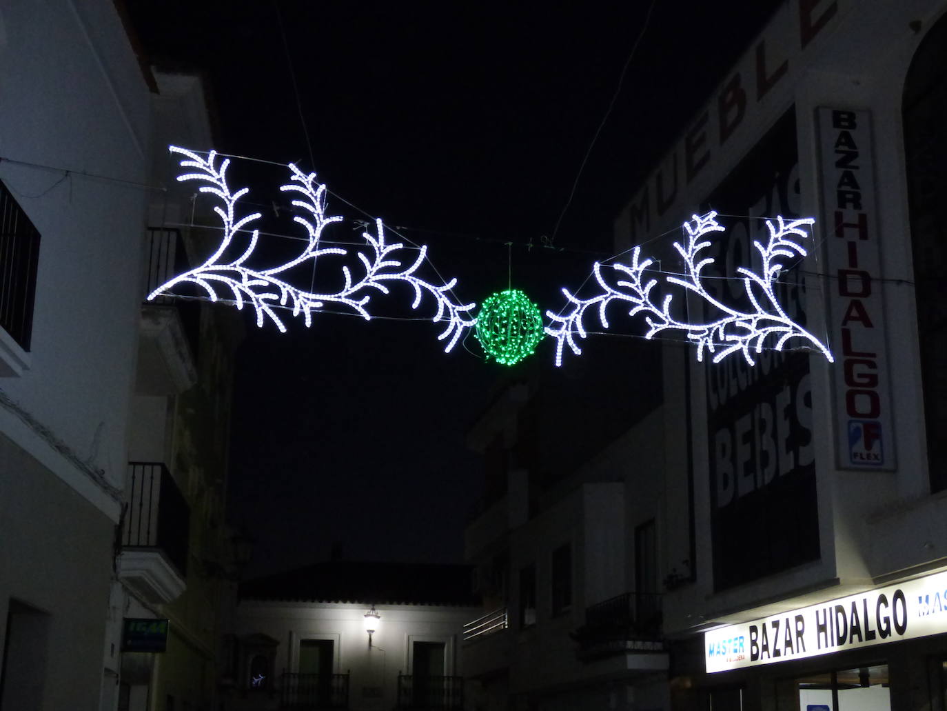 Comienza la instalación de las luces de Navidad en las calles de Castuera