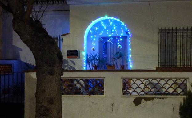 El Ayuntamiento anima a iluminar las ventanas y balcones de los hogares castueranos
