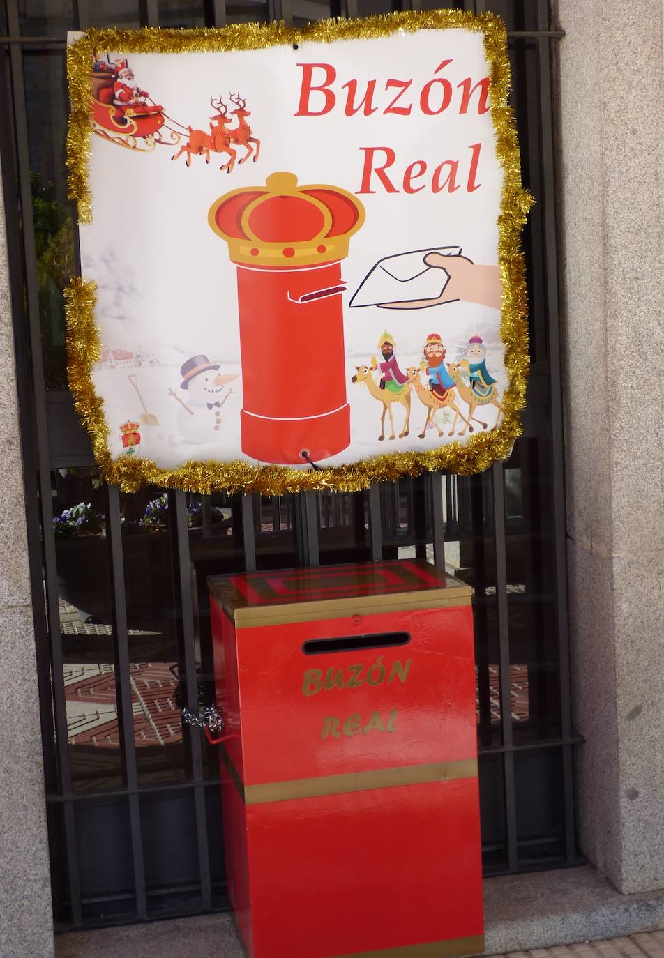 El Ayuntamiento instala un Buzón Real para que los más pequeños entreguen sus cartas a los Reyes Magos o Papá Noel