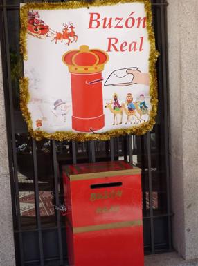 El Ayuntamiento instala un Buzón Real para que los más pequeños entreguen sus cartas a los Reyes Magos o Papá Noel