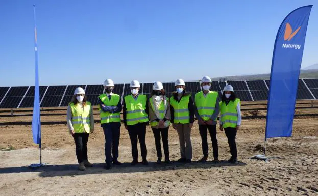 La consejera de Transición Ecológica y Sostenibilidad visita en Castuera las obras de Miraflores, la primera fotovoltaica que Naturgy construye en Extremadura