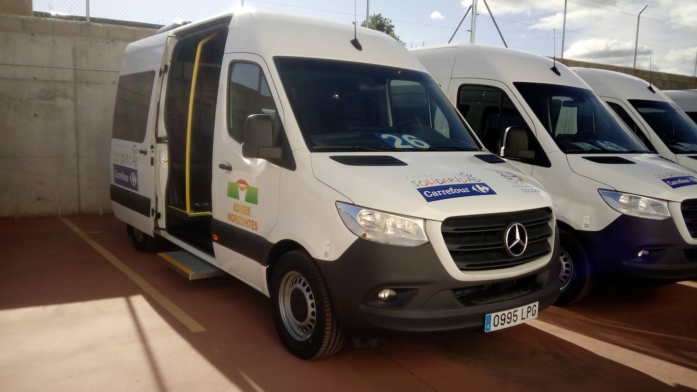 Carrefour dona un vehículo adaptado a la asociación Adiser-Horizontes