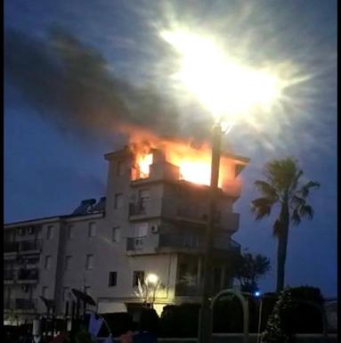 Bomberos del parque de Castuera sofocan un incendio declarado en un piso de la calle Helechal