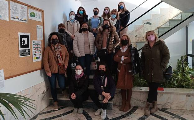 Quince mujeres desempleadas se forman en 'atención sociosanitaria a personas dependientes en instituciones sociales' a través del programa Sara