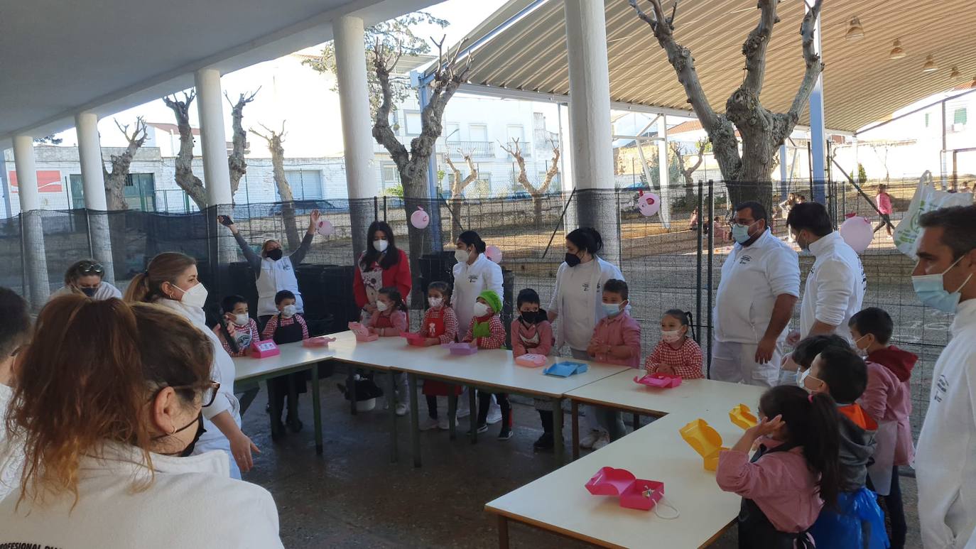 La Escuela Profesional 'Castuera alimentaria' celebra un taller infantil didáctico de elaboración de embutidos en el colegio 'Tena Artigas'