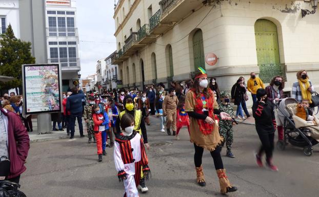 El pasacalles infantil llenó de color las calles de Castuera
