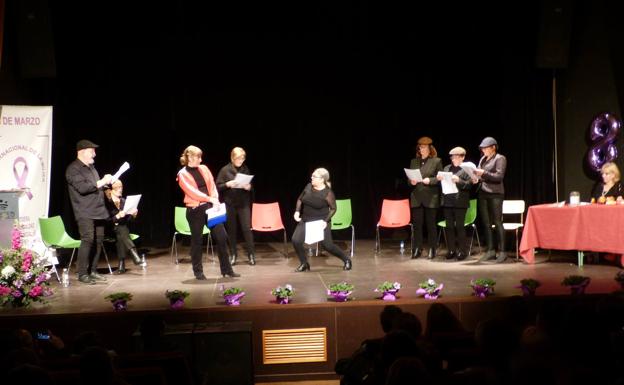 Éxito del grupo de mayores del taller de teatro de la concejalía de Cultura en la representación de la obra 'Cuentos Infantiles para Adultos Terroríficos'