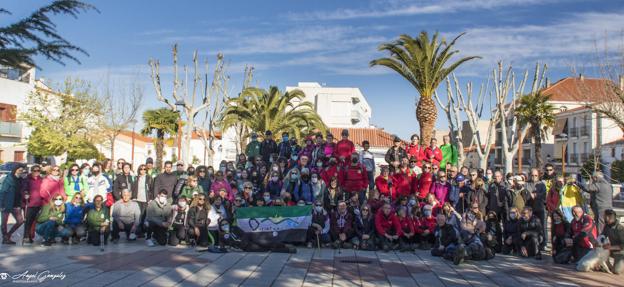 La Ruta Senderista Solidaria con la familia que perdió todo en el incendio de su vivienda recaudó 1.896 euros