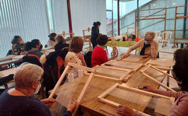 La Universidad Popular celebró un 'Encuentro de Artesanías Textiles'
