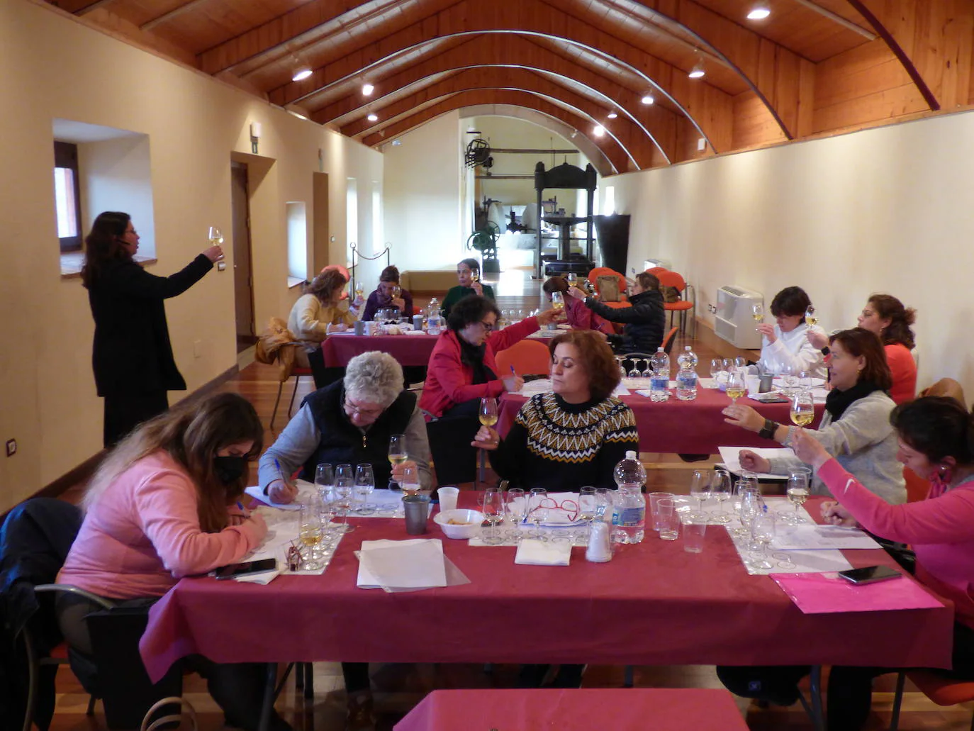 13 mujeres se forman en el curso de 'Cata y servicio de vinos en restaurantes, aceites y quesos'