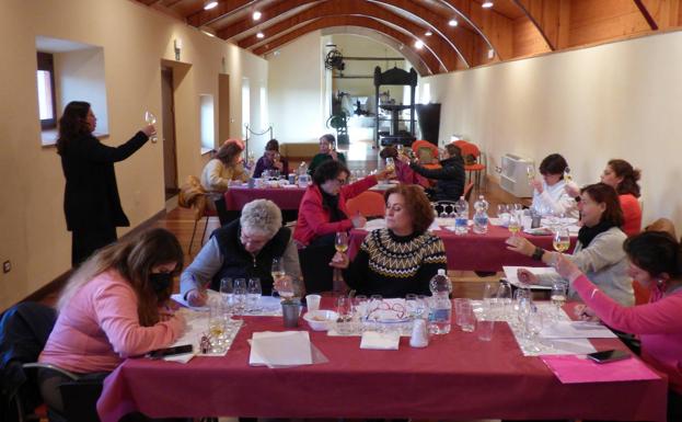 13 mujeres se forman en el curso de 'Cata y servicio de vinos en restaurantes, aceites y quesos'