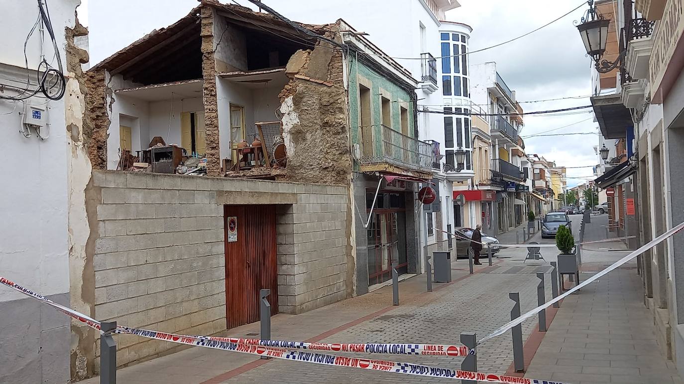 La pared lateral de una vivienda se derrumba en la calle Constitución sin causar heridos