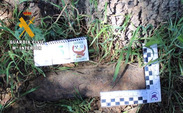 La Guardia Civil desactiva un proyectil de artillería de la Guerra Civil hallado en una finca de Peraleda del Zaucejo