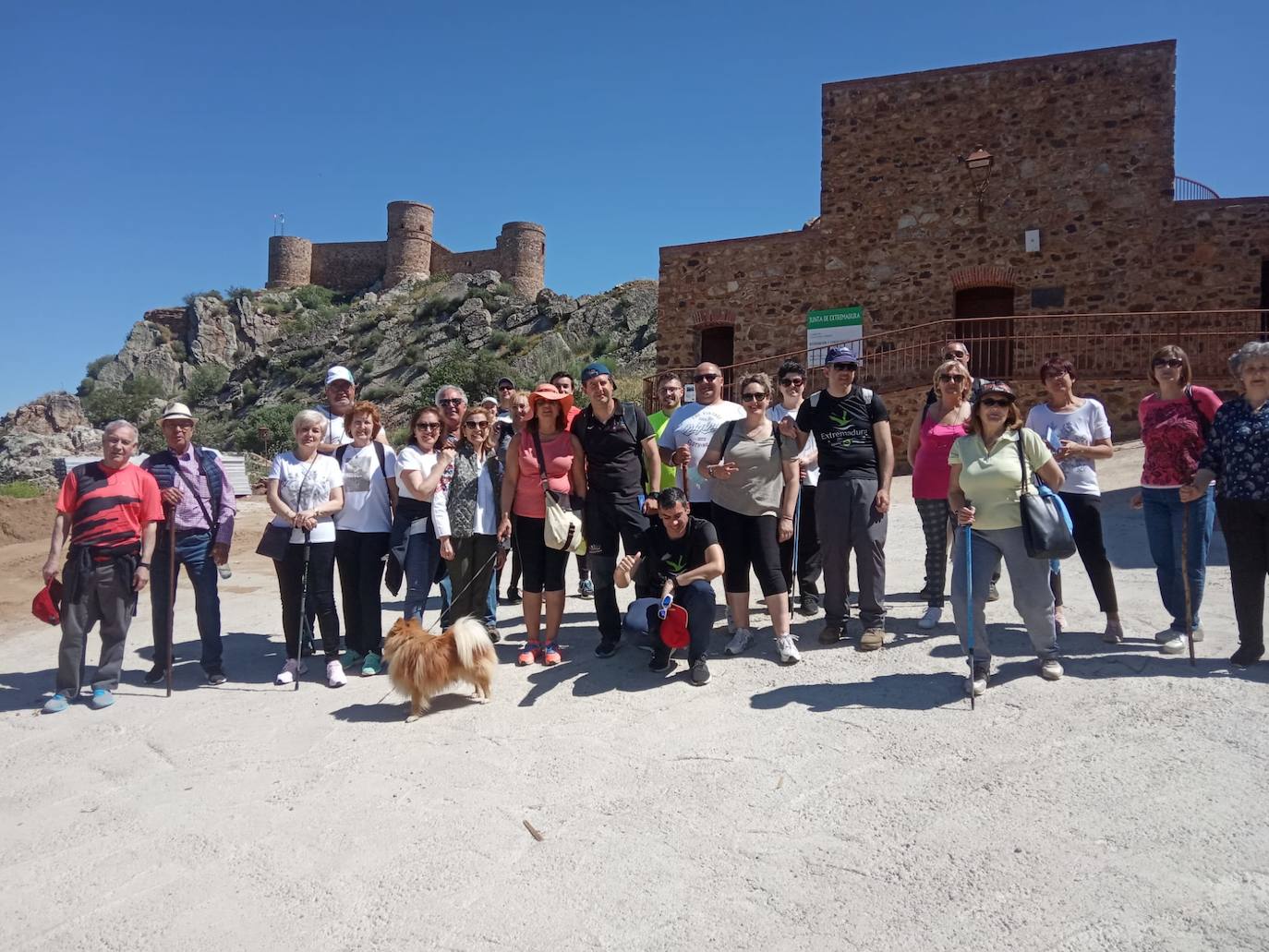 Celebrada la ruta senderista 'Subida al castillo de Capilla'