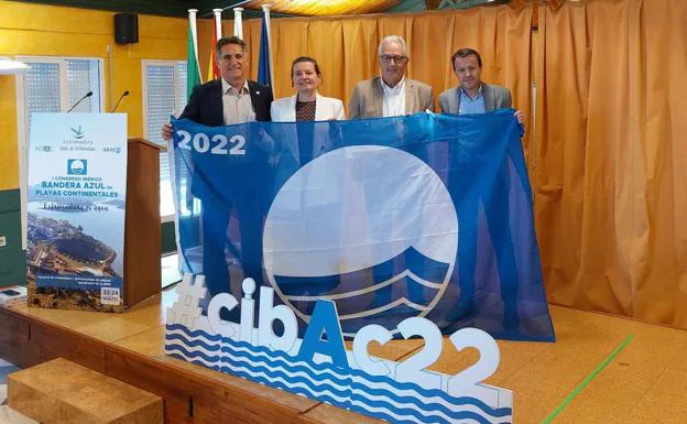 Castuera recoge sus 'Banderas Azules' en Alange