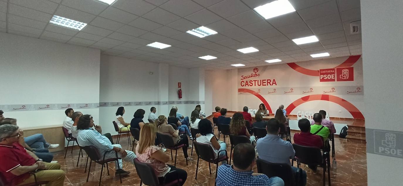 La sede del PSOE de Castuera acogió una jornada de la campaña 'Diálogos en el Reencuentro'