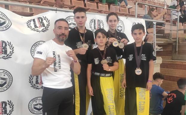 Lluvia de medallas en el campeonato de Extremadura de Kickboxing 2022 para los participantes de la Universidad Popular de Castuera