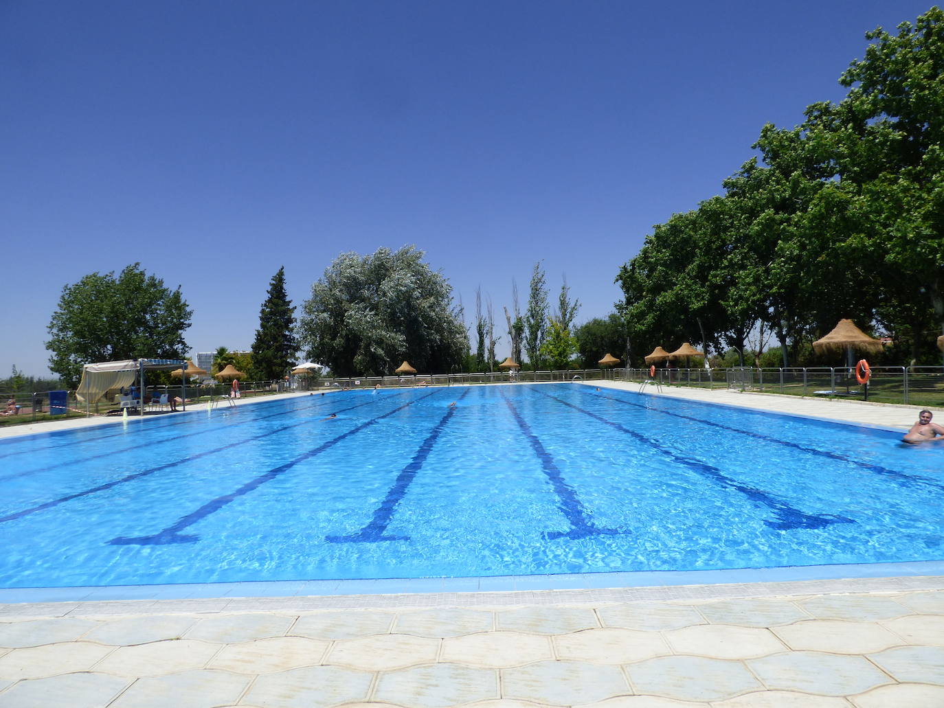El Ayuntamiento oferta dos plazas de ATS/DUE y dos de Técnicos Administrativos para la piscina municipal