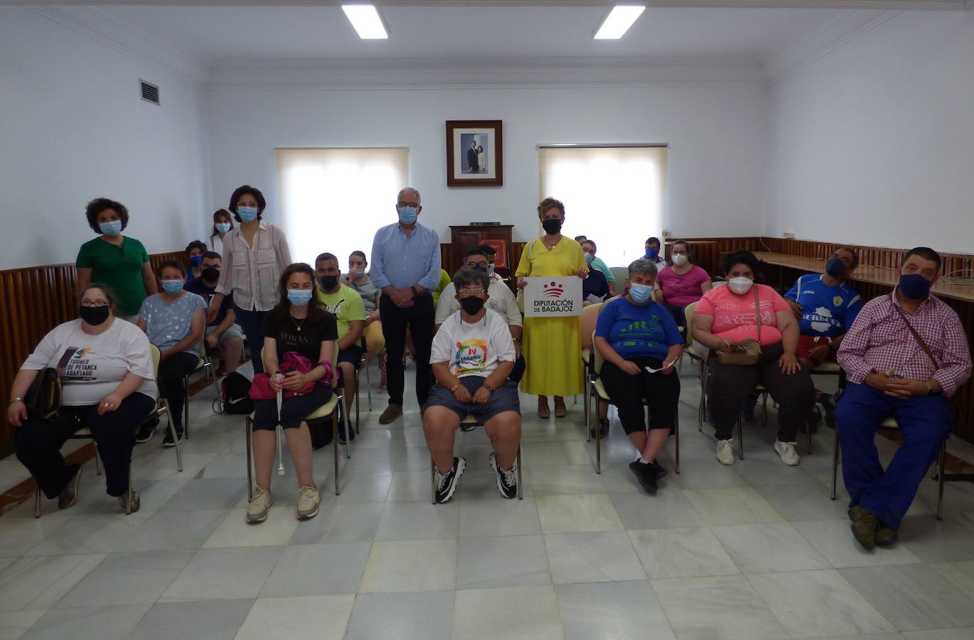 Usuarios de Adiser-Horizontes mantienen un encuentro con el alcalde de Castuera y Diputado provincial, Francisco Martos