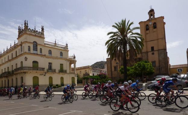 Centenares de personas presenciaron la salida de la tercera etapa de la Vuelta a Extremadura